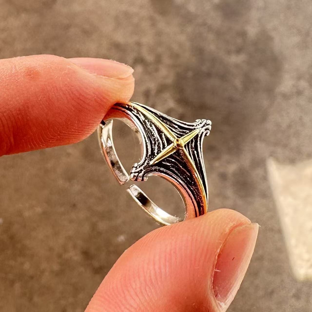 Men's ring with adjustable wide face opening