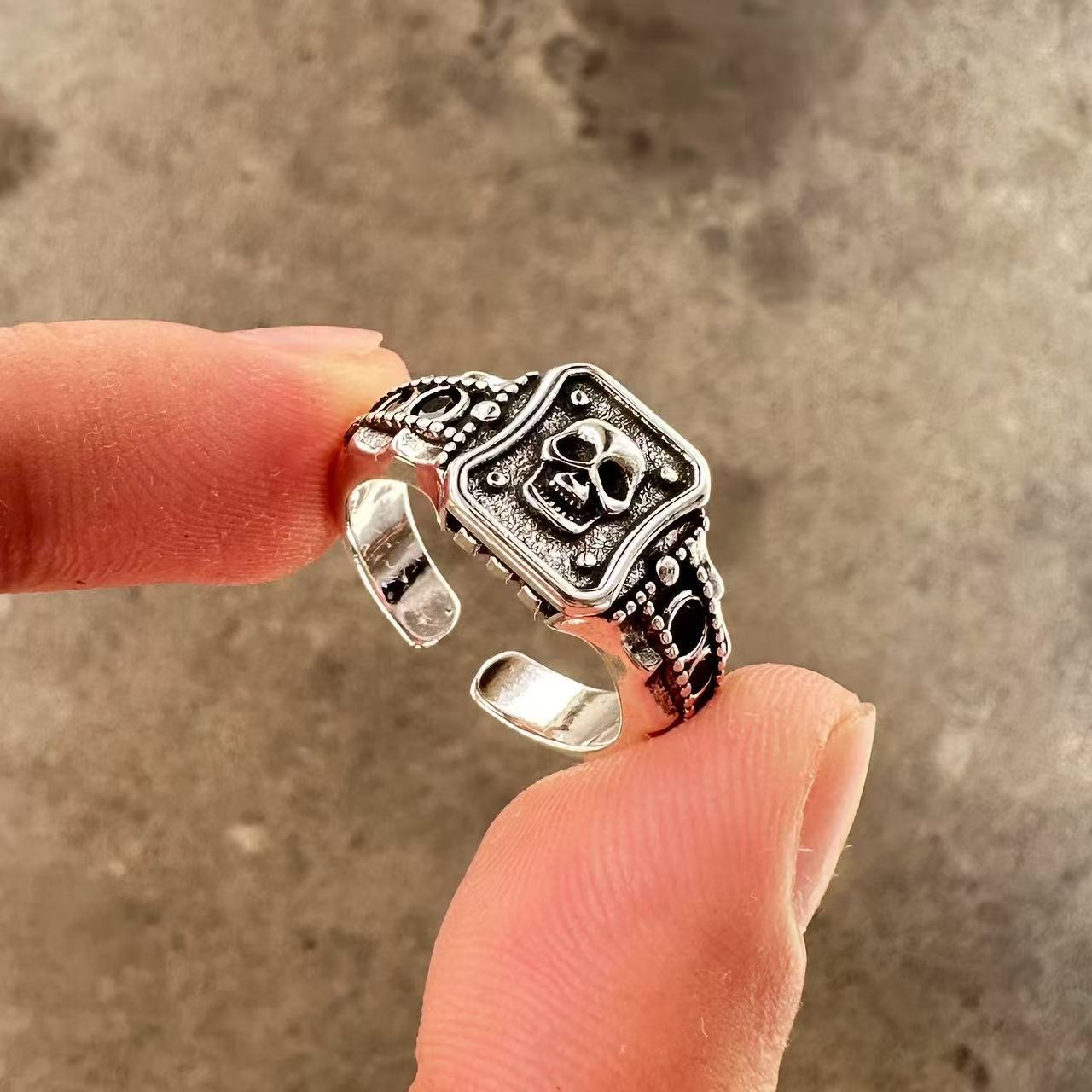 Men's ring with adjustable wide face opening