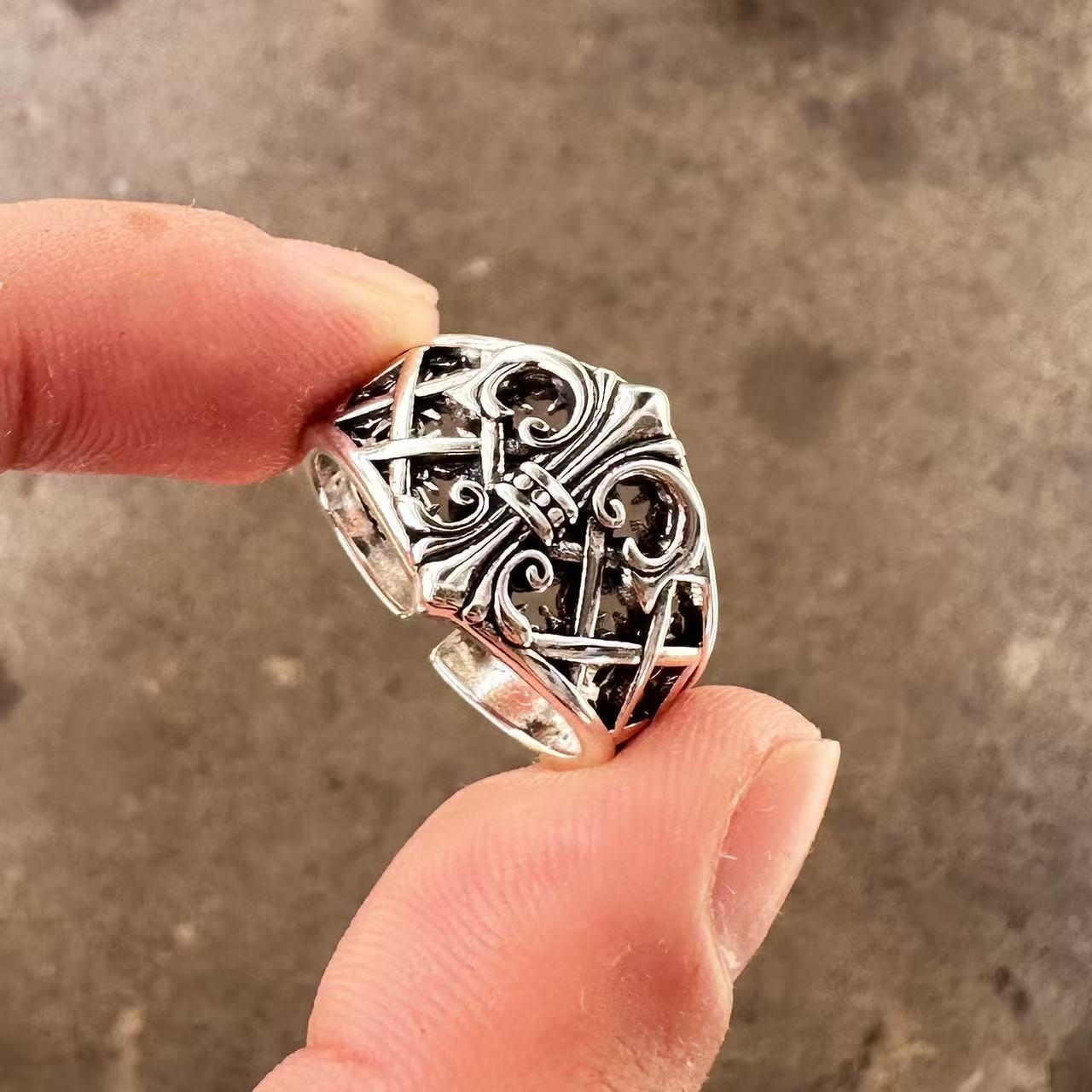 Men's ring with adjustable wide face opening