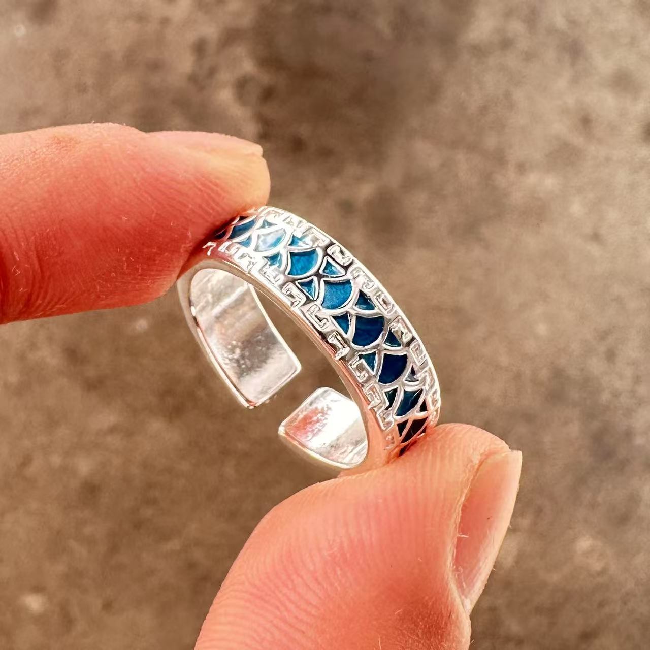 Men's ring with adjustable wide face opening