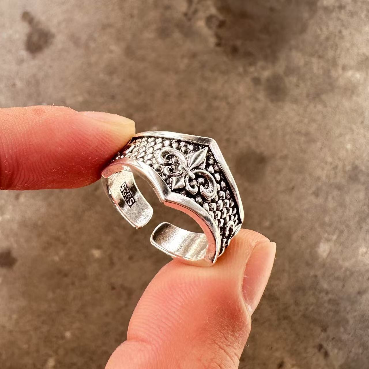 Men's ring with adjustable wide face opening