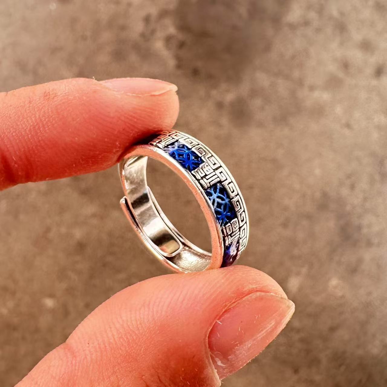 Men's ring with adjustable wide face opening