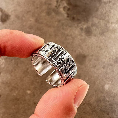 Men's ring with adjustable wide face opening