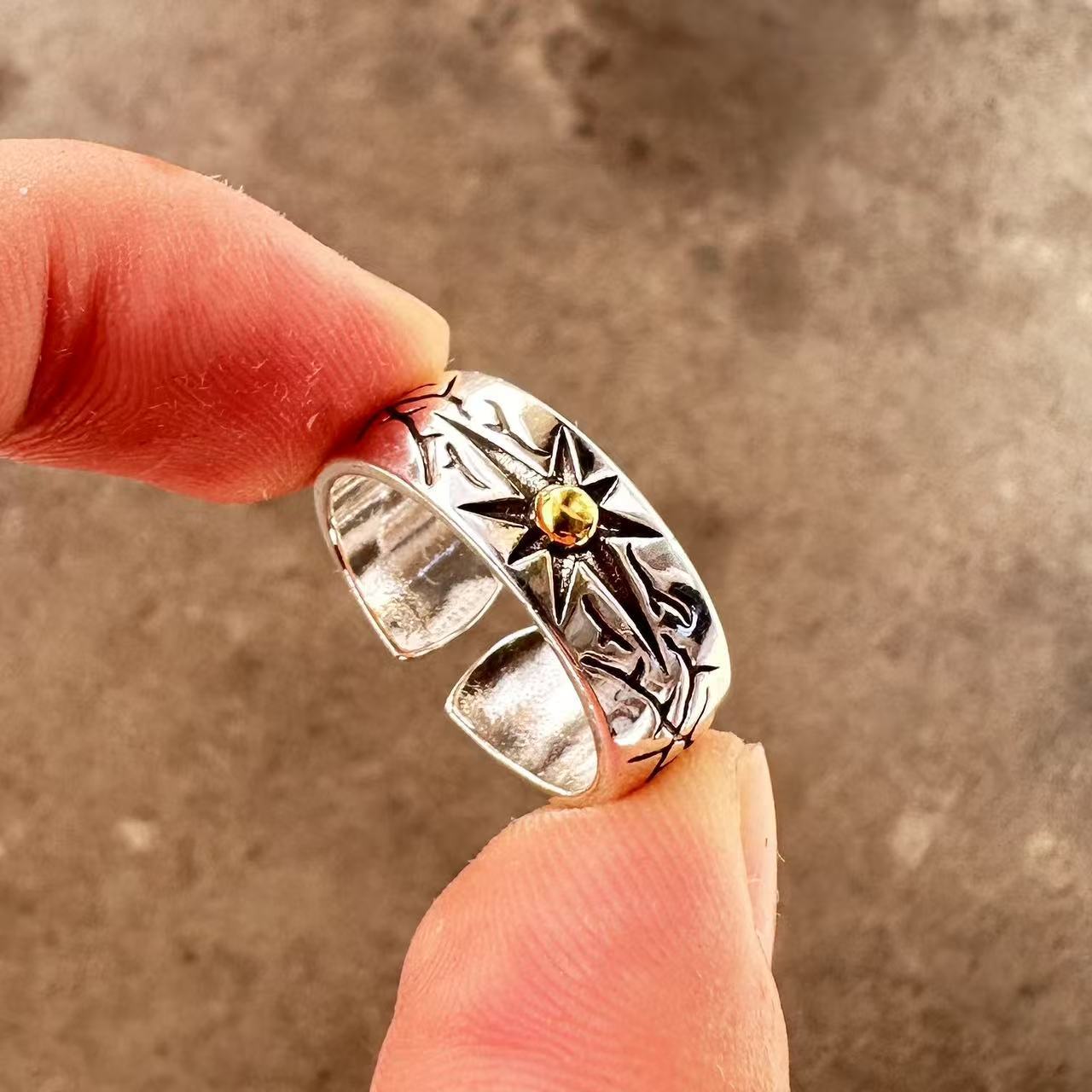Men's ring with adjustable wide face opening