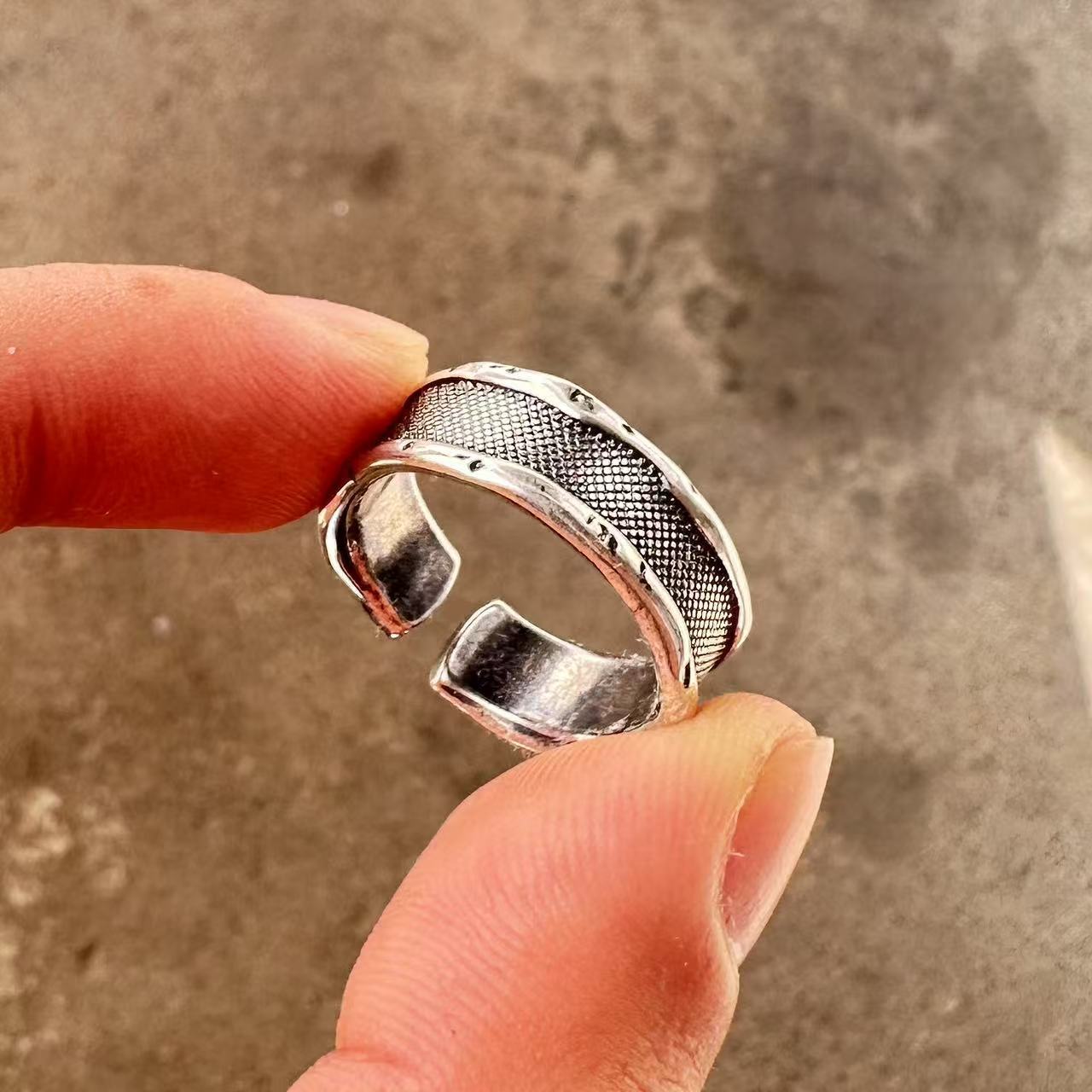 Men's ring with adjustable wide face opening